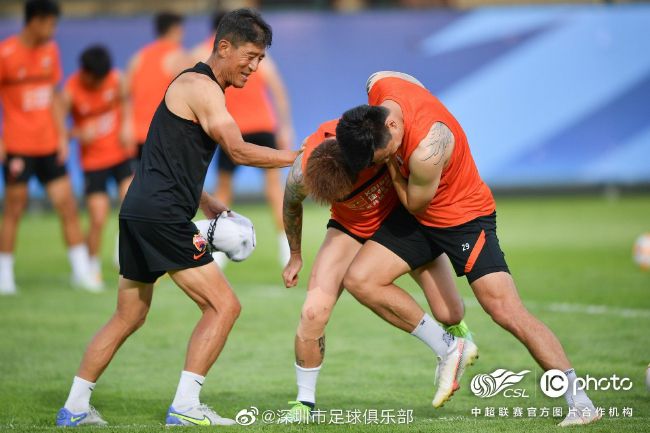 妻子身边的拥人