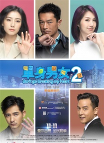 瀑布下的中年妇女